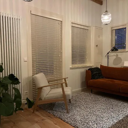 Rina's House - Authentiek Houten Gastenverblijf Watergang